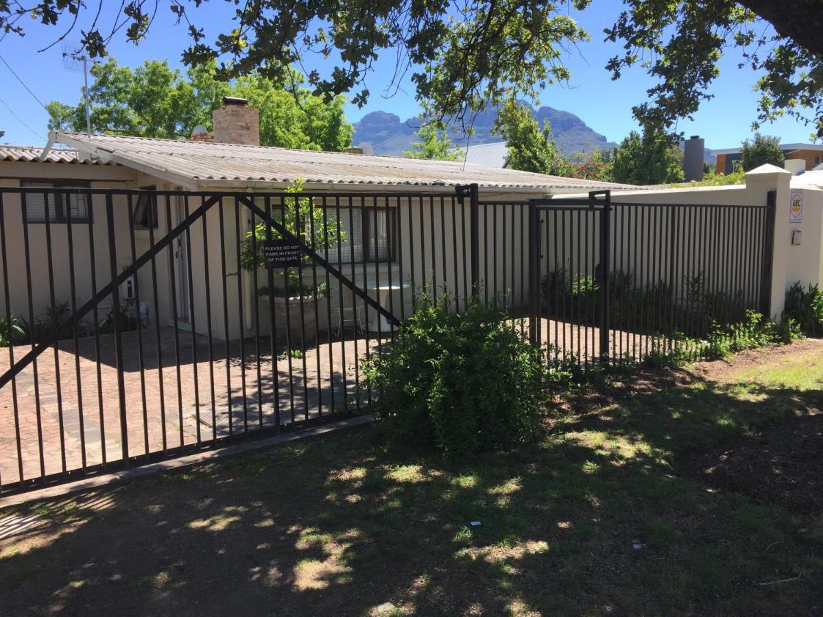 Just A Bed Apartment Stellenbosch Bagian luar foto